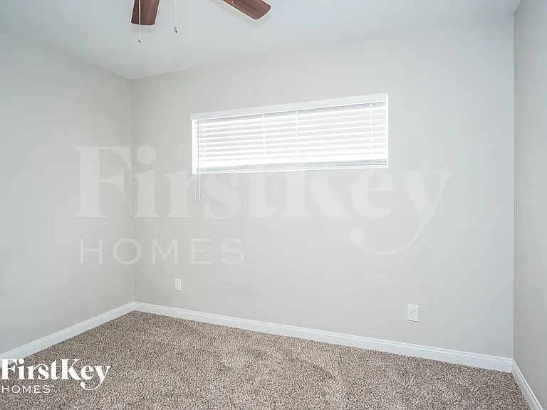 5060 Newton Dr — Photo 10