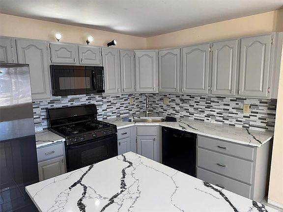 2nd image of 1975 Apple Blossom Ct