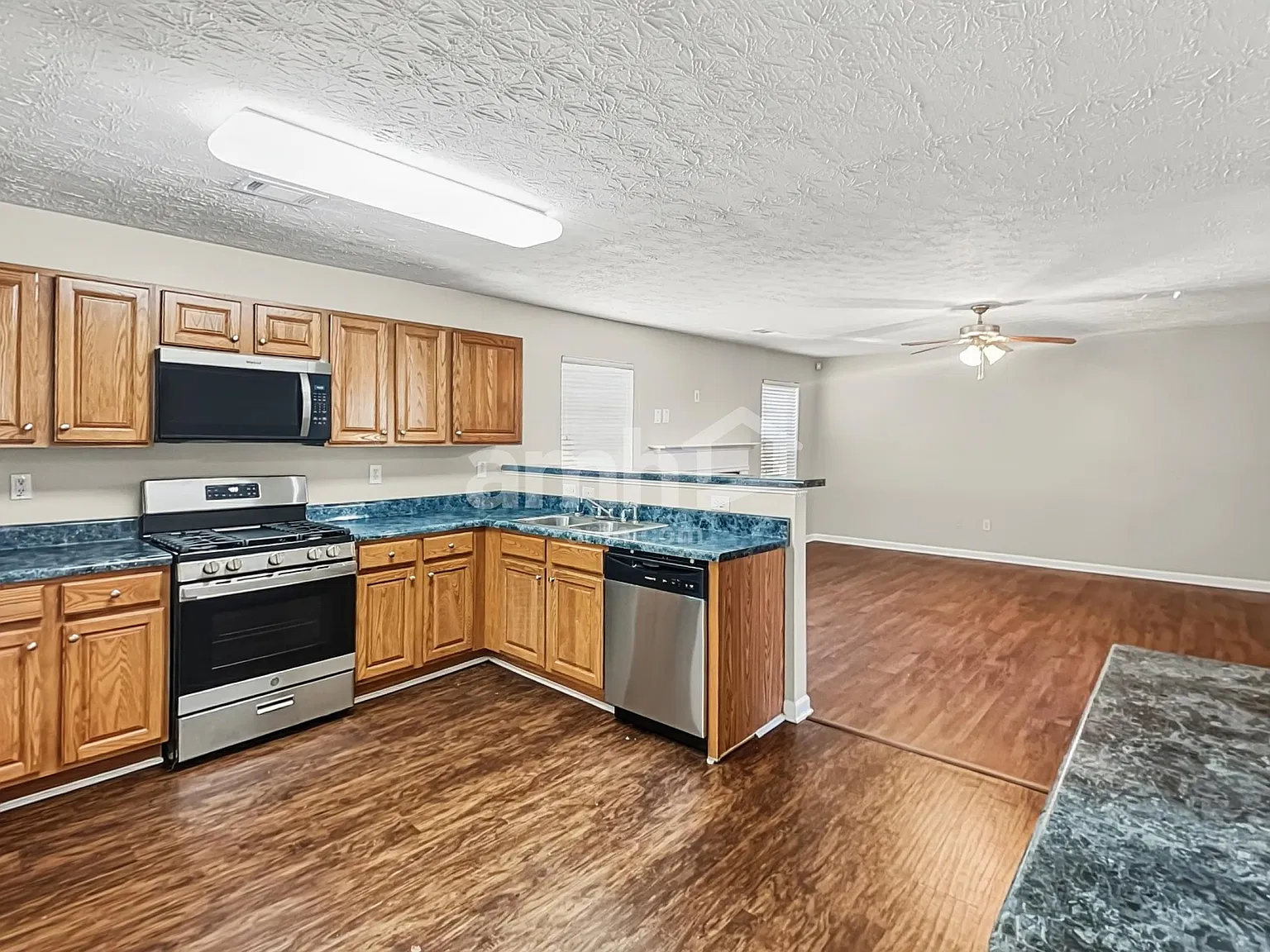 4 bed, 2.5 bath, 2541 sqft, $2,525 — Photo 4