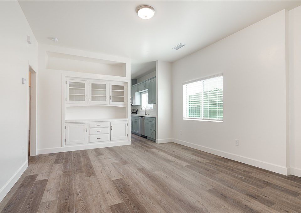 1st image of 225 4th Ave