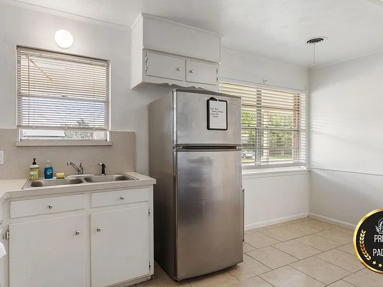 W Cedar St — Photo 9