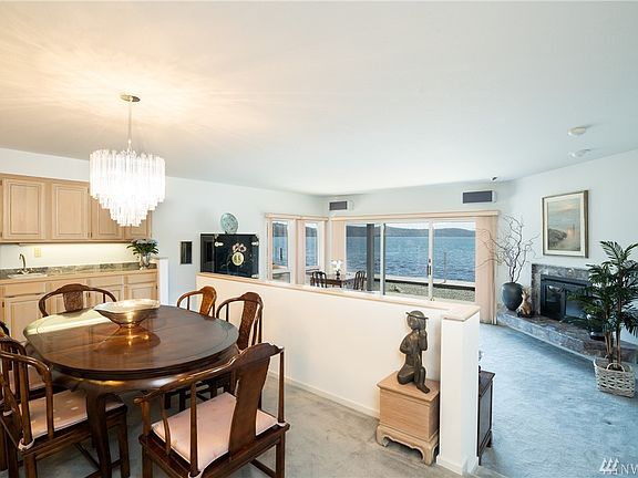 Water views from your dining table!