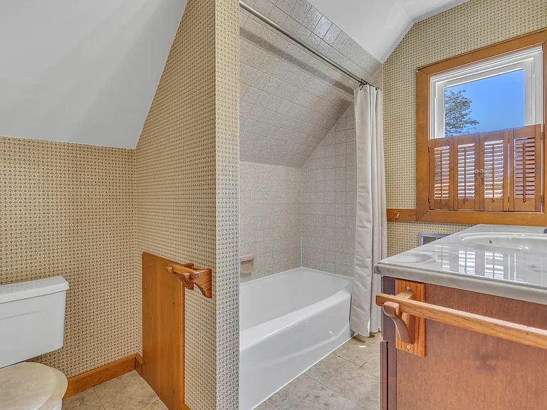 Bathroom 2nd floor