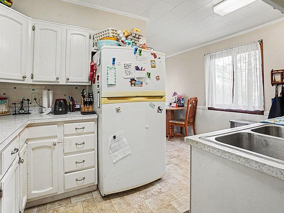 2nd image of 715 Marshall St