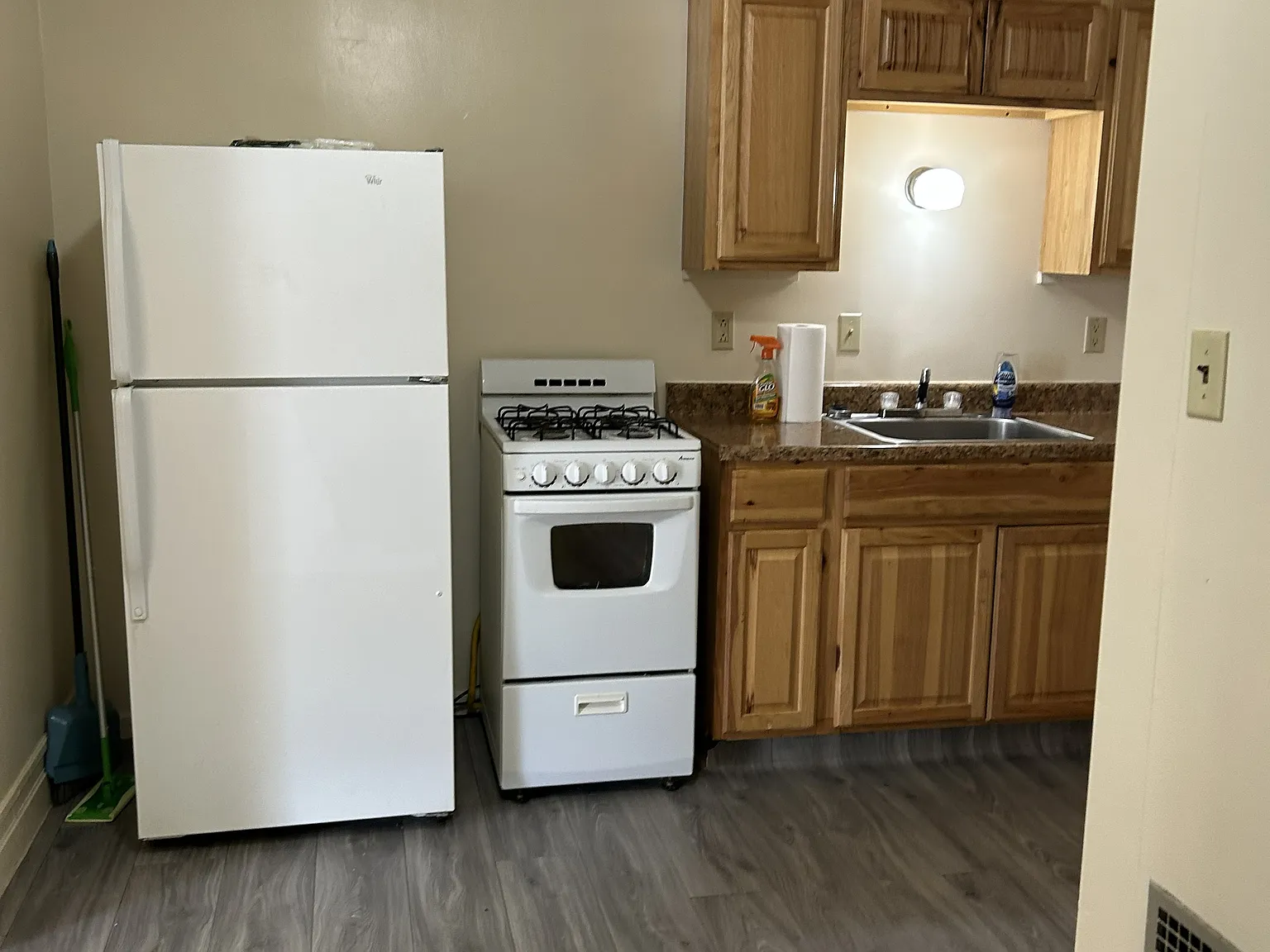 Studio, $650 — Photo 2