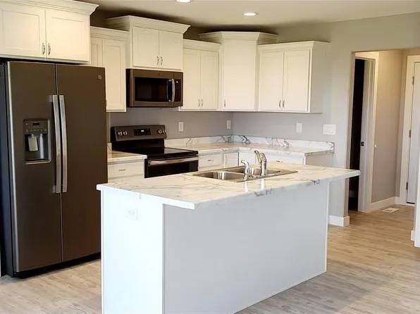 1206 Loren Dr, Cedar Falls, IA 50613