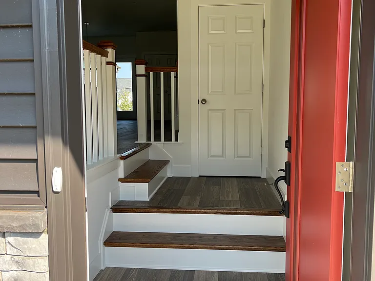 129 Madison Dr — Photo 2