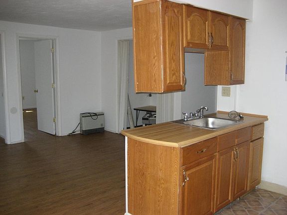 Kitchen looking to livingroom