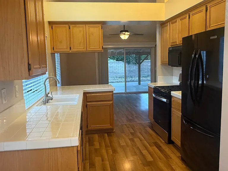 3143 Mariposa Ave — Photo 4