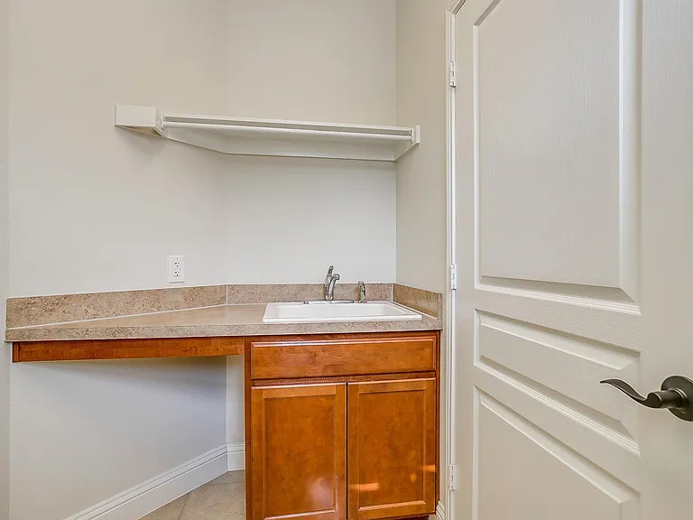 1845 Dexter Ln — Photo 21