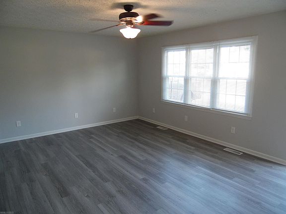 3rd image of 2275 Glade Dr SE