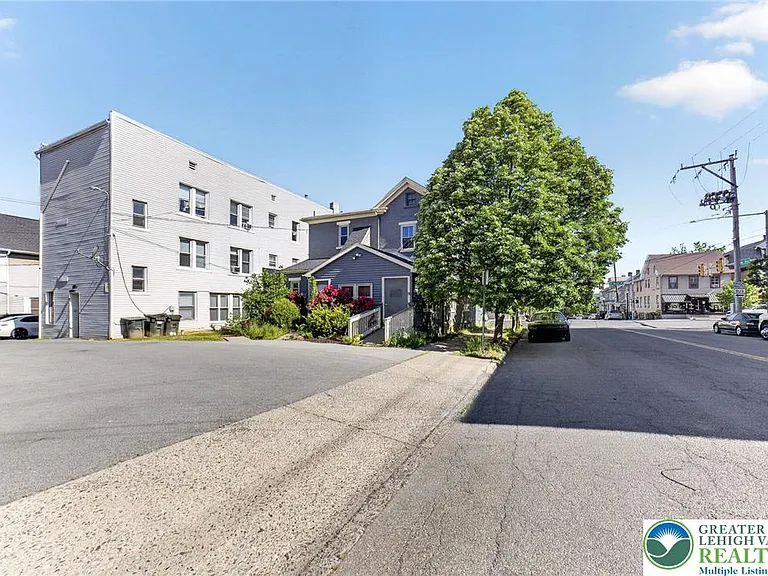 401 W Broad St — Photo 32