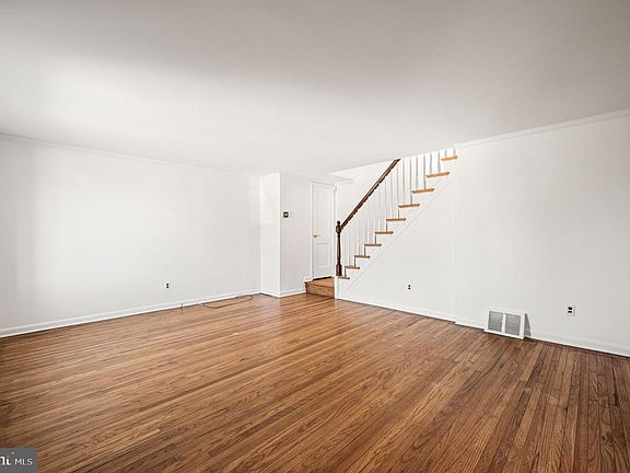 3rd image of 255 Gibbons Rd
