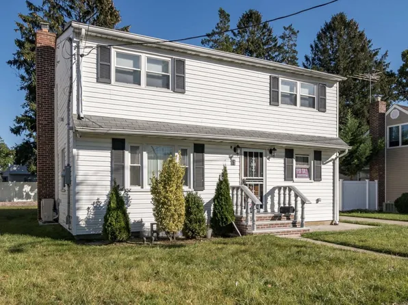 81 Center St, Hicksville, NY 11801