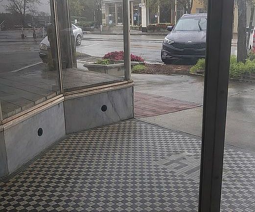 4th image of 914 Front St