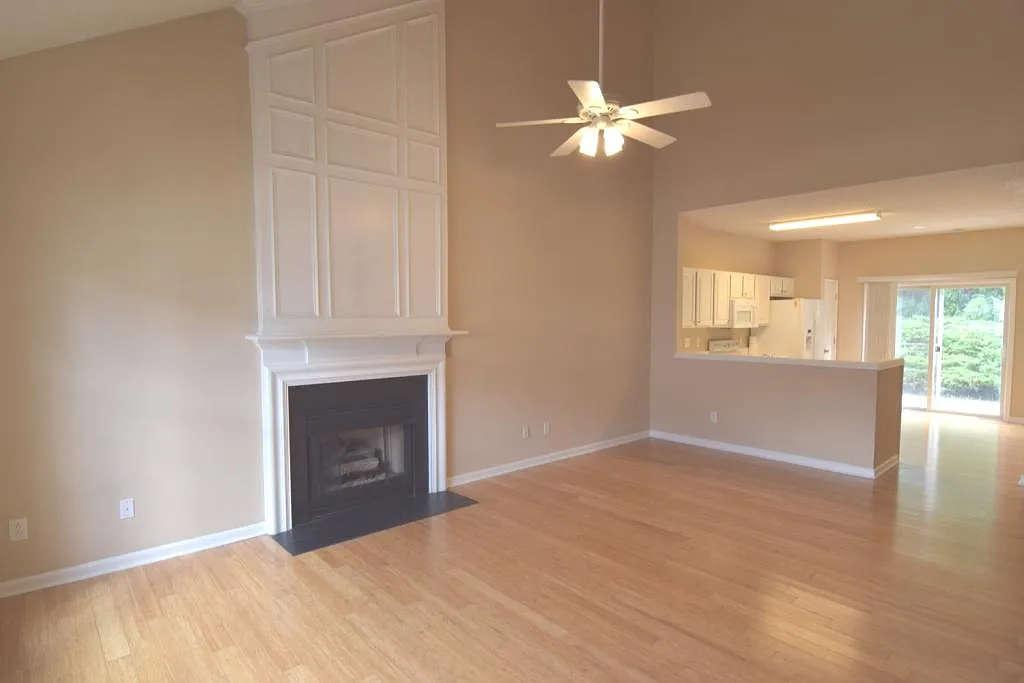 3 bed, 2.5 bath, 1440 sqft, $1,895 — Photo 2