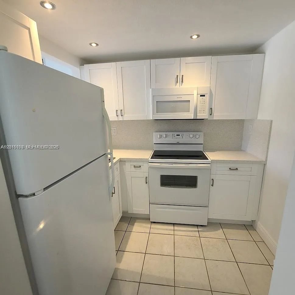 Twenty Five Hundred Condo — Photo 3