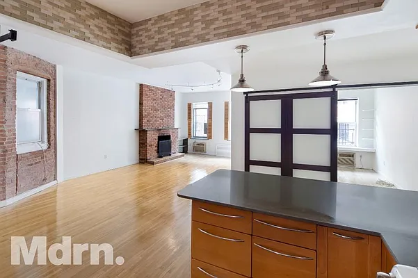 Sold by Mdrn Residential | media 8