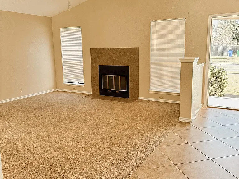 812 Primrose Ln — Photo 3
