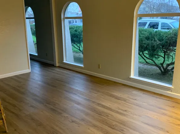 427 W 1st St, Ripon, CA 95366