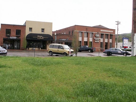 4th image of 107 W Main St