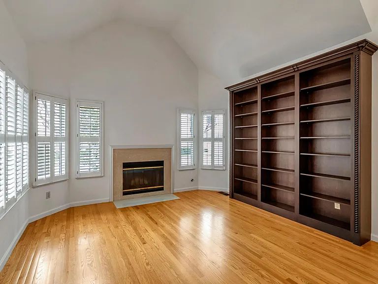 302 Tadley Ct — Photo 3
