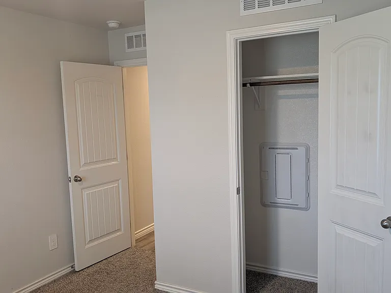 1281 Carnaby St — Photo 15