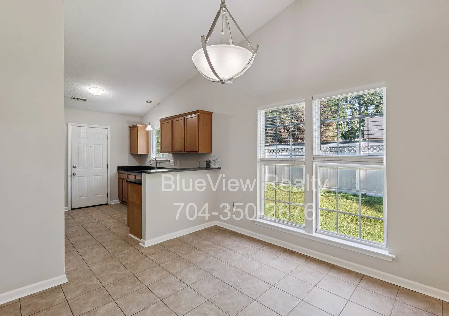 Beautiful 1 story house 3 bed 2 bath and 1 car garage — Photo 4