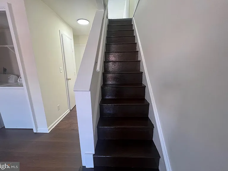 336 Barclay St #B — Photo 4
