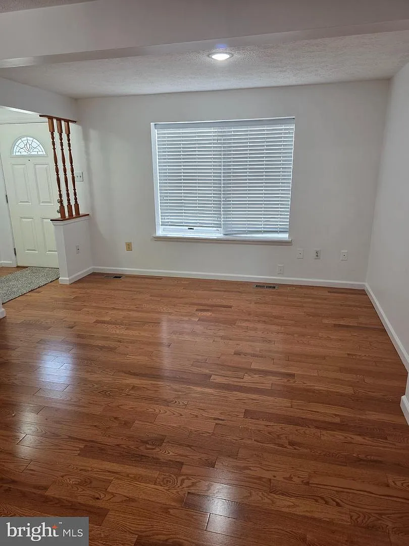 3 bed, 2.5 bath, 1220 sqft, $2,600 — Photo 2