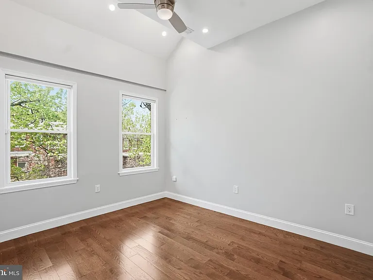 1118 Chicago St SE — Photo 9