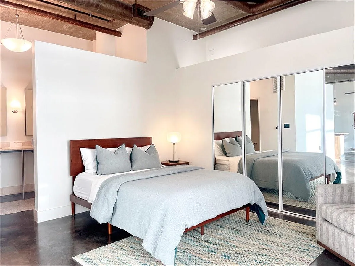 1 bed, 1.0 bath, 930 sqft, $3,300 — Photo 3