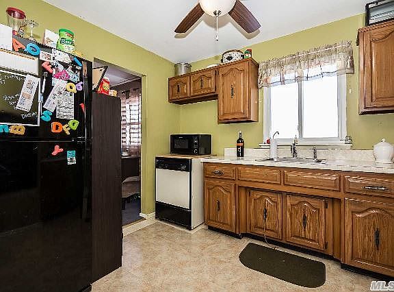 3rd image of 130 Circle Dr S