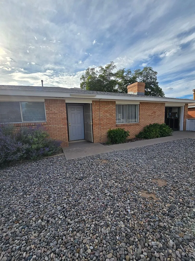 Coming Soon- 2 Bed, 1 Ba With Garage And Yard — Photo 1
