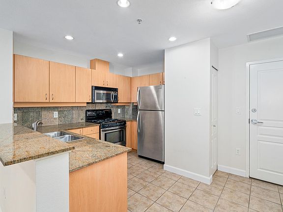 4th image of 1580 Union St Unit 601