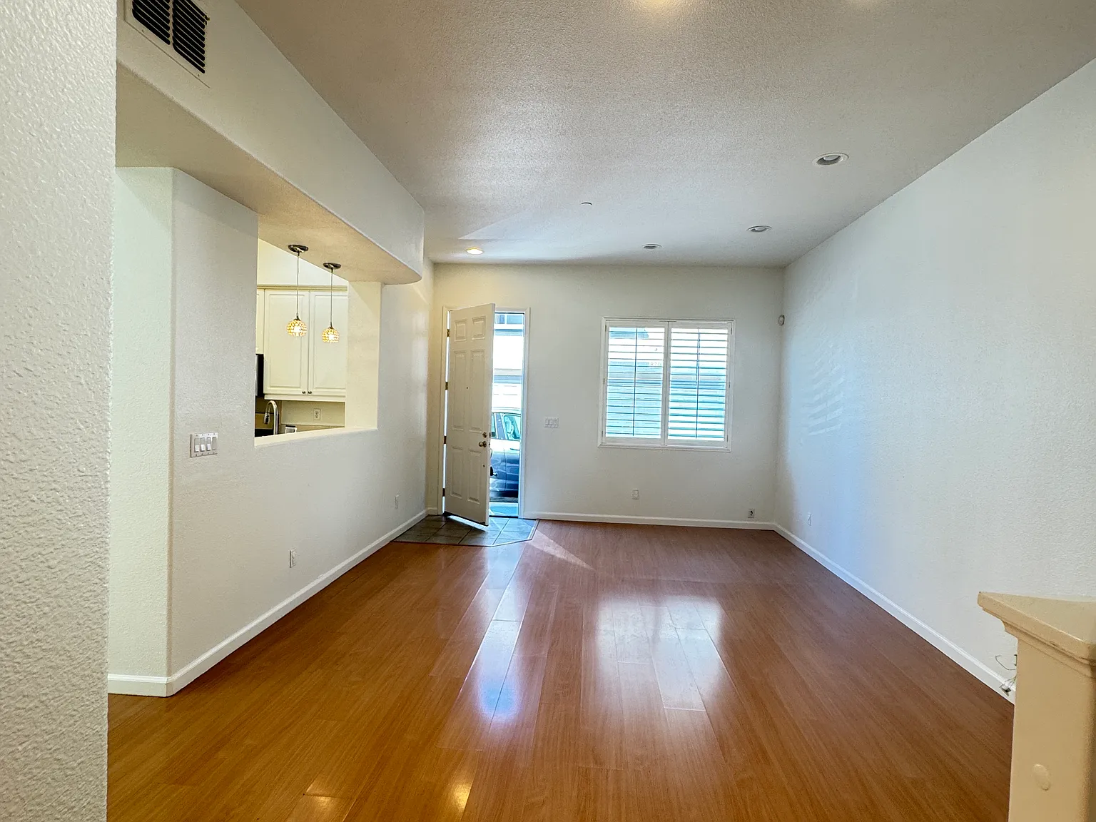 3 bed, 2.5 bath, 1369 sqft, $4,000 — Photo 3
