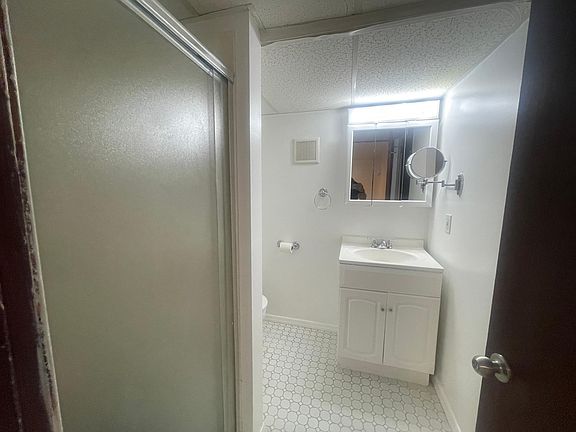 5th image of 254 Logan Ave
