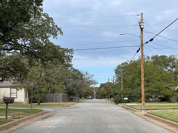 4th image of 2200 SE 6th Ave