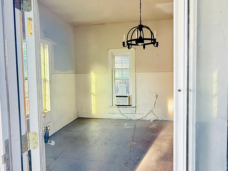 915 W Logan Ave #A & B — Photo 8