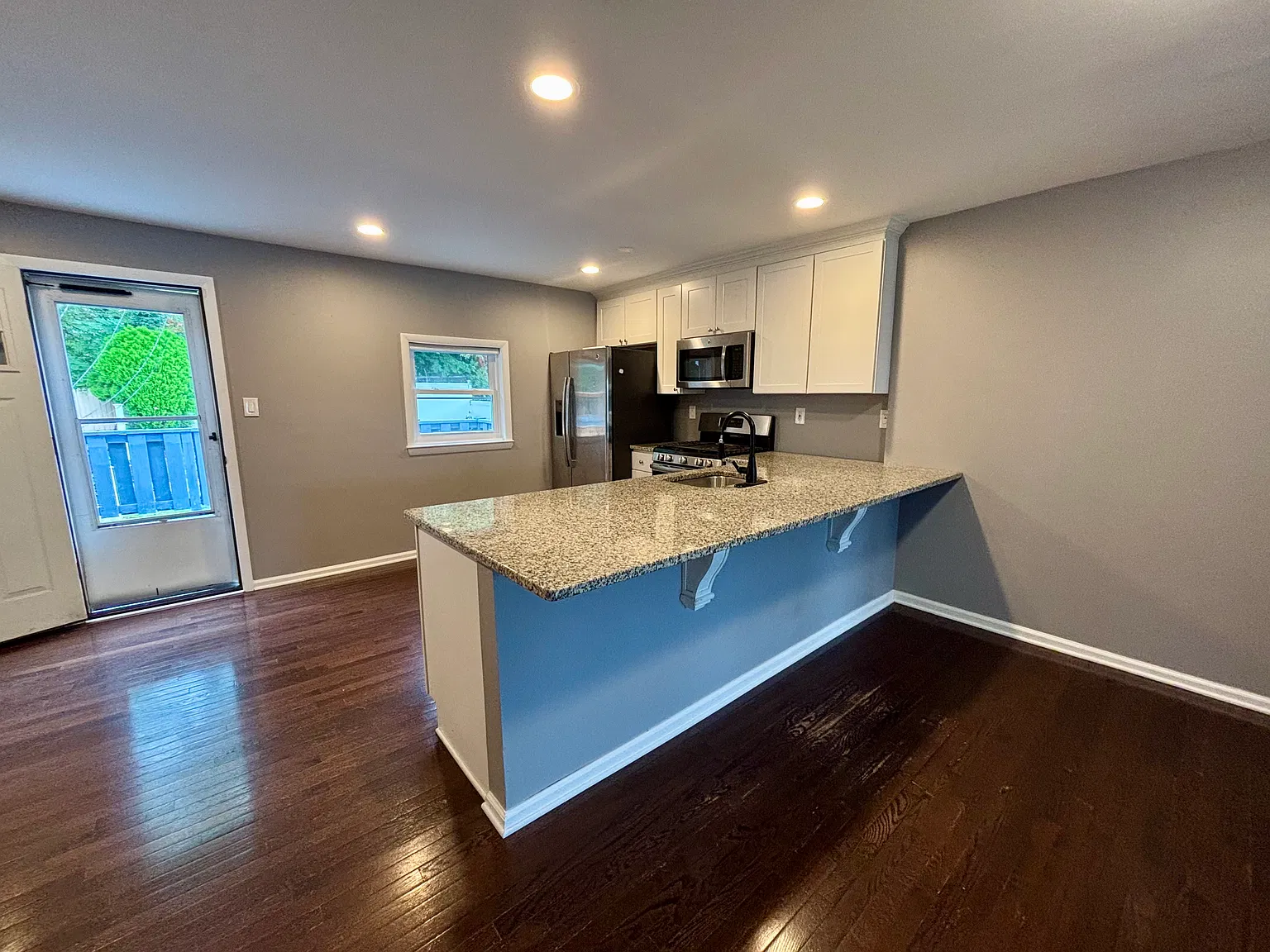 3 bed, 1.5 bath, 1260 sqft, $2,700 — Photo 4