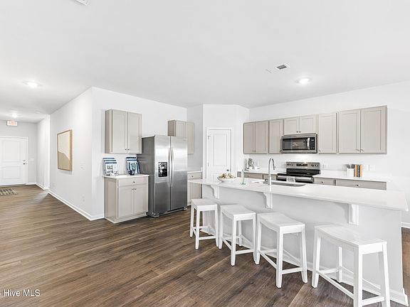 4th image of 121 Nesbitt Court