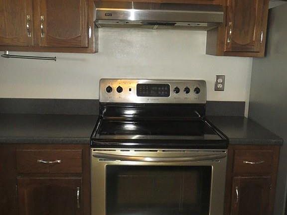 4th image of 83 Highwood Dr