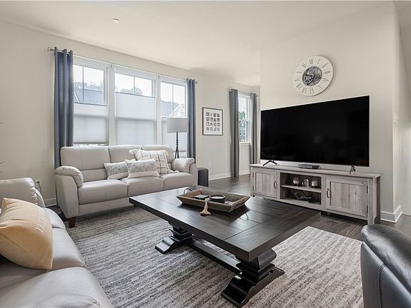 4th image of 4018 Crown Dr