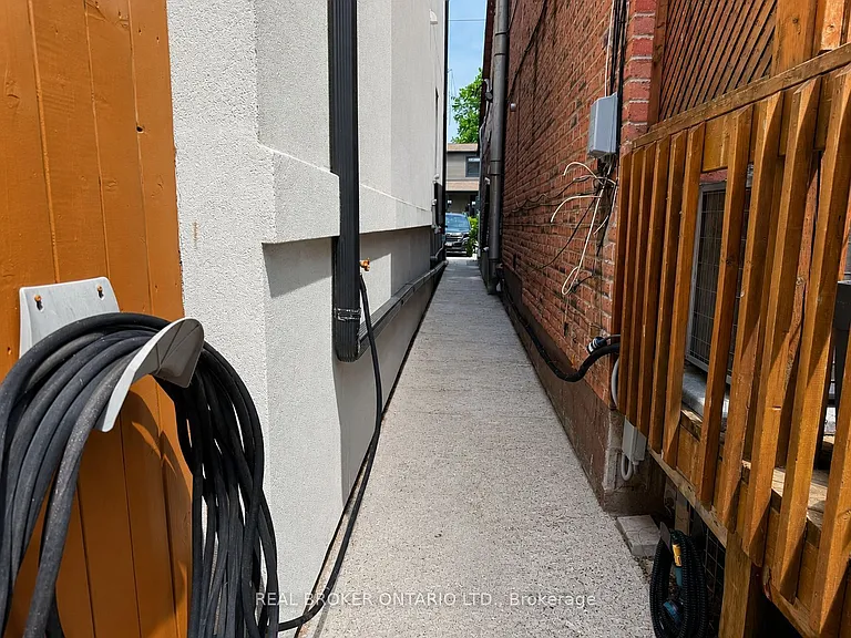 334 Monarch Park Ave #BASEMENT — Photo 11