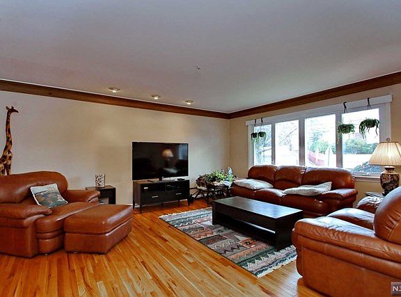 4th image of 38-27 Fair Lawn Ave #1X