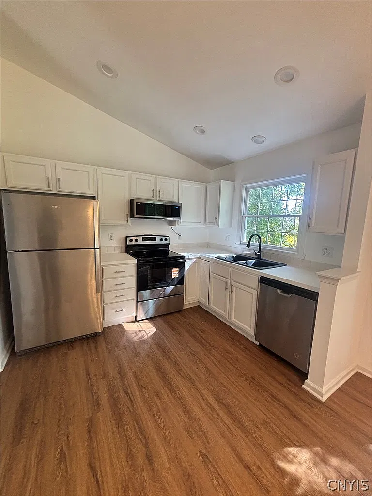 3 bed, 2.0 bath, 1376 sqft, $2,500 — Photo 4