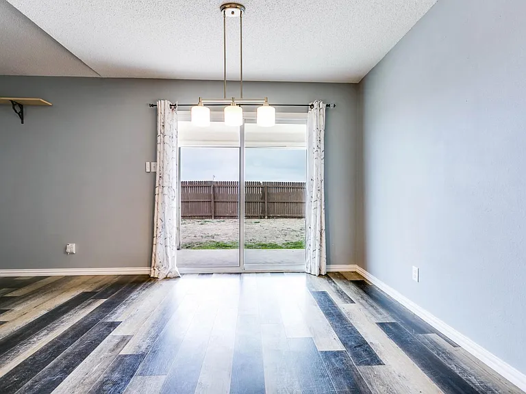 1221 Elmo Ln — Photo 10