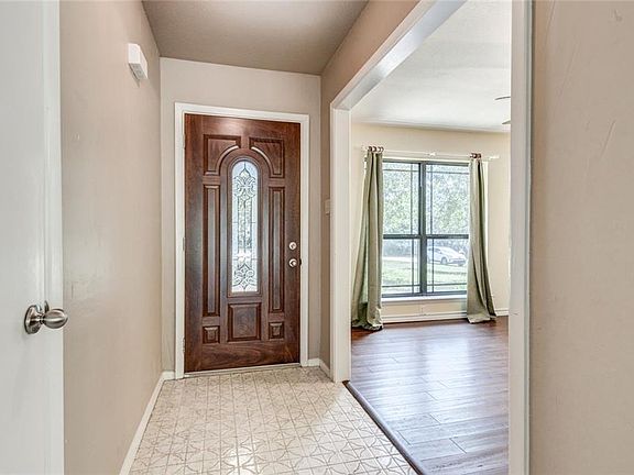 4th image of 1017 Oakwood Cir
