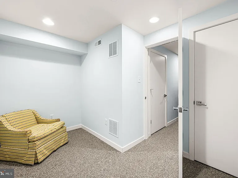 1014 S Bouvier St — Photo 27