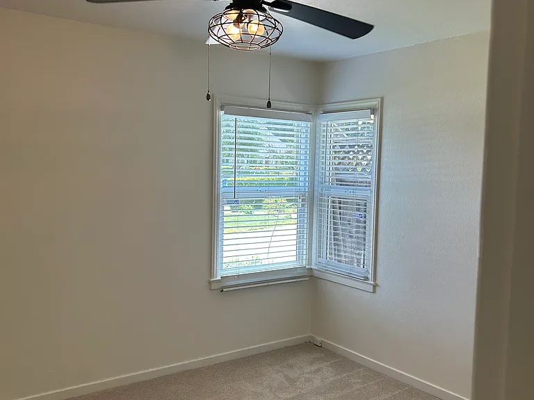 1691 Everett Ave — Photo 8